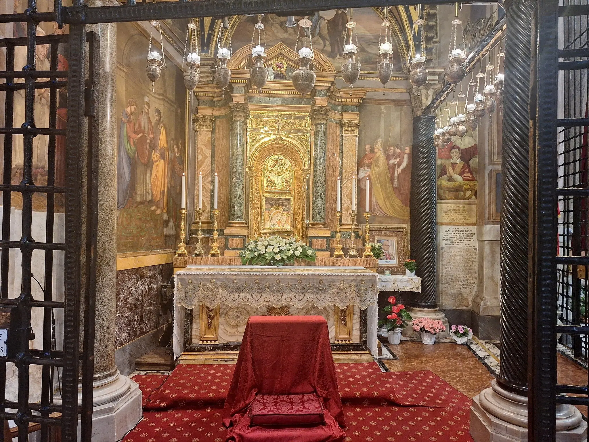 Папа Лев XIV ставить образ Божої Матері Доброго Поради біля вівтаря своєї інавгураційної меси